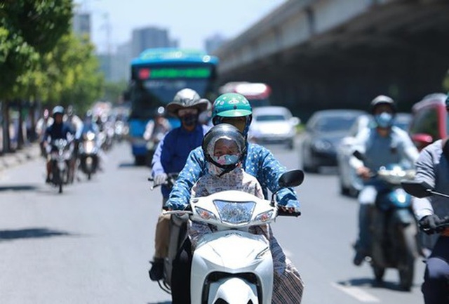 Bắc Bộ, Trung Bộ ngày nắng nóng, đêm mưa vài nơi
