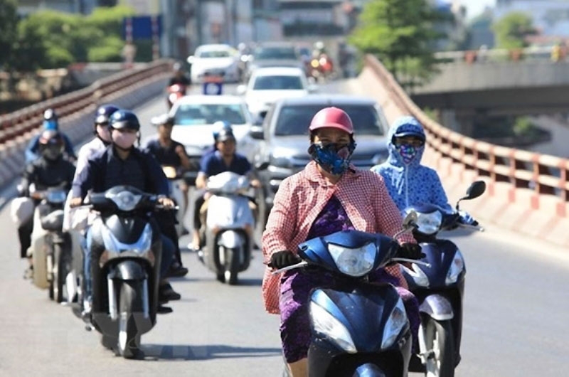 Bắc Bộ và Thanh Hóa mưa lớn từ đêm, Trung Bộ tiếp tục nắng nóng