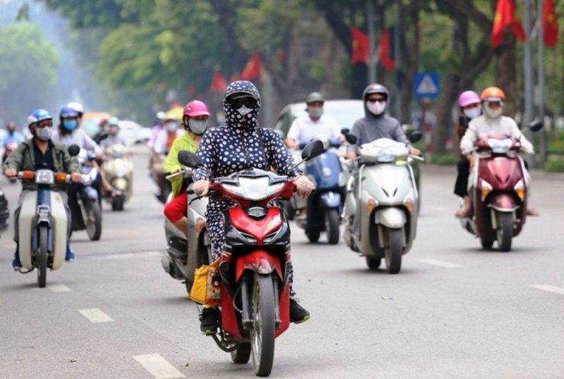 Bắc Bộ và Trung Bộ nắng nóng gay gắt, mưa vài nơi vào chiều tối và đêm