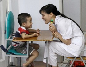 Trẻ cô đơn ngay… trong nhà