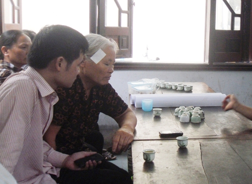 Đình chỉ công tác 10 ngày với bác sĩ để bệnh nhân quỳ lạy