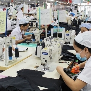 Tin tức kinh tế ngày 18/5: Việt Nam vẫn phụ thuộc nguyên phụ liệu dệt may, da giày từ bên ngoài