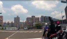 hai cu gia 70 tuoi keu cuu trong dam chay