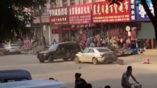 [Video] Ôtô húc nhau như "chọi trâu" trên phố