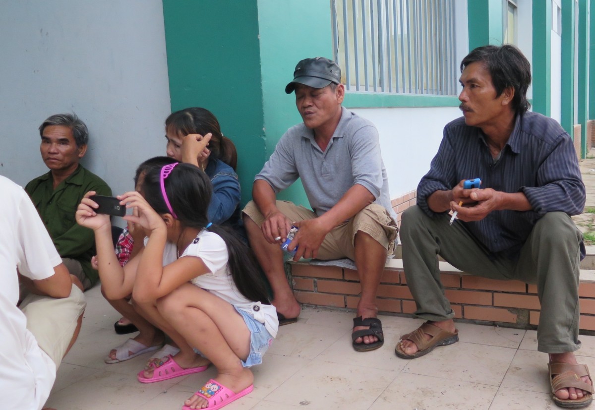 Người nhà bệnh nhân nhảy lầu tự vẫn Người nhà bệnh nhân nhảy lầu tự vẫn