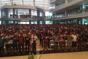 Philippines: Hàng ngàn tội phạm ma túy ra đầu thú