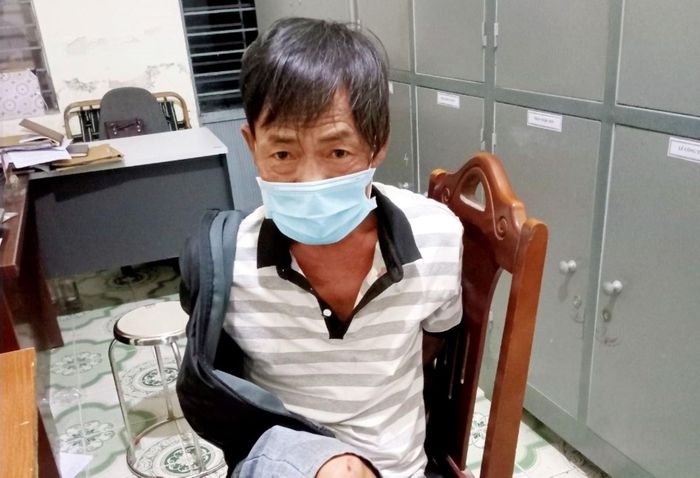 Tin tức an ninh trật tự ngày 24/7: Nhậu say, người đàn ông vác gậy tấn công cảnh sát