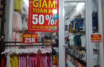 Khuyến mại khủng, hàng quần áo trẻ em, nữ giới ăn lên làm ra "tháng cô hồn"