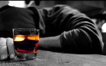 Nguy kịch sau khi uống liên tiếp 10 lít rượu