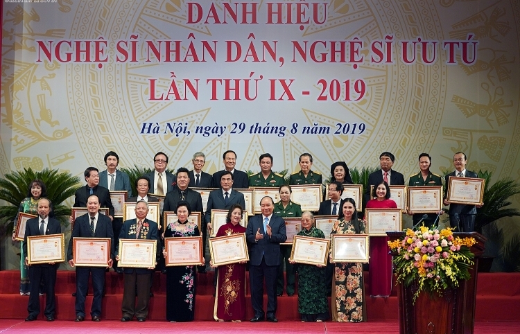 Thủ tướng: Qua nghệ thuật, làm gì để tâm hồn văn hóa dân tộc đẹp hơn?