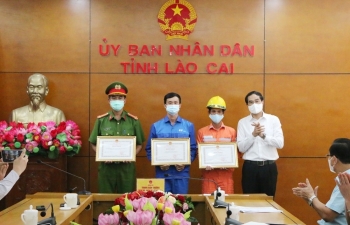 Dũng cảm cứu người trong hỏa hoạn, nhóm công tác Điện lực Sa Pa được tặng nhiều bằng khen