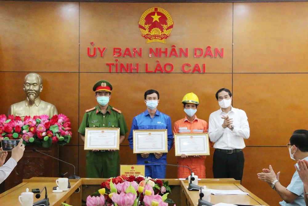 Dũng cảm cứu người trong hỏa hoạn, nhóm công tác Điện lực Sa Pa được tặng nhiều bằng khen