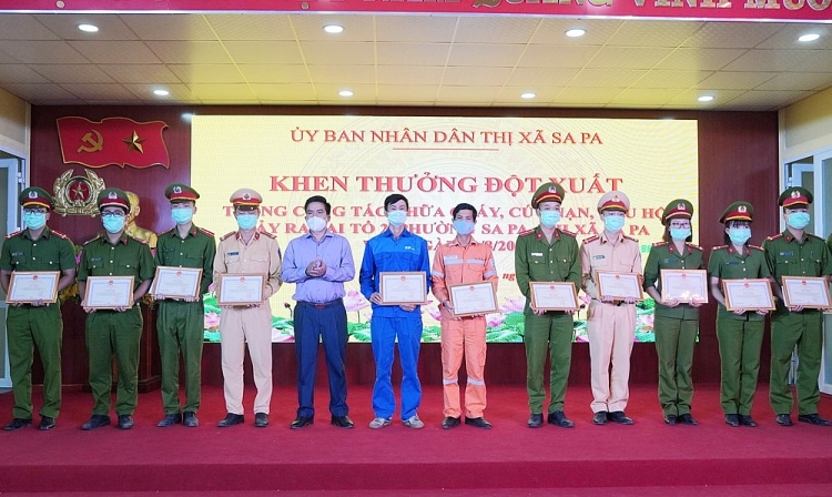 Dũng cảm cứu người trong hỏa hoạn, nhóm công tác Điện lực Sa Pa được tặng nhiều bằng khen