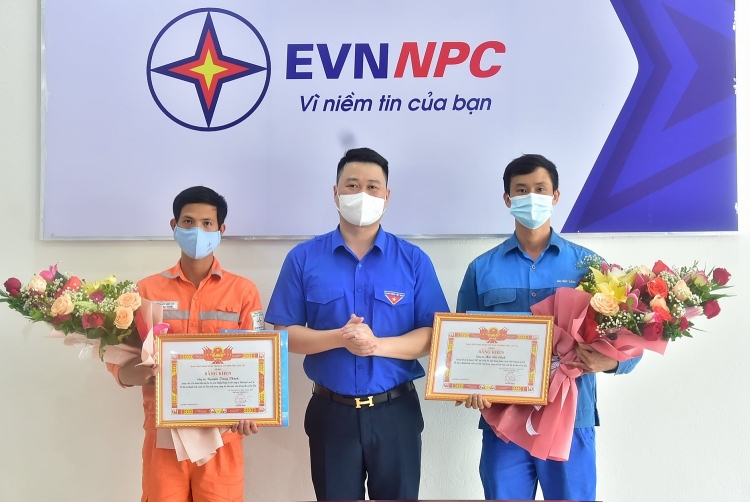 Dũng cảm cứu người trong hỏa hoạn, nhóm công tác Điện lực Sa Pa được tặng nhiều bằng khen
