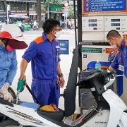 Tin tức kinh tế ngày 25/8: Giá xăng nhập lại sắp chạm mốc 30.000 đồng/lít