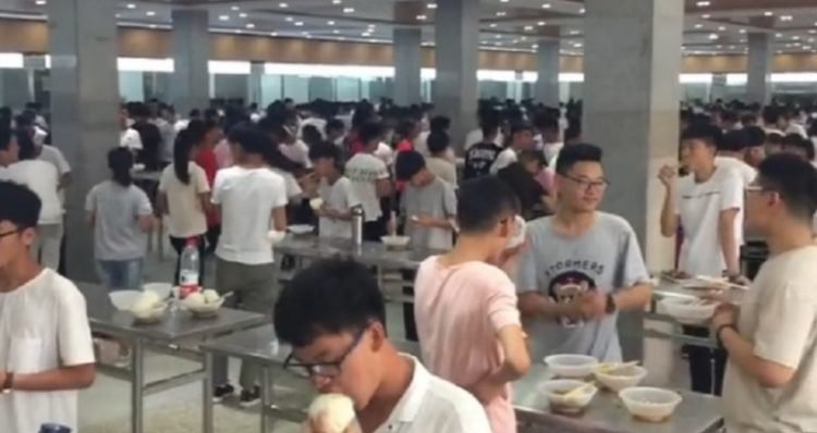 Trường bắt học sinh ăn đứng để… tập trung học!