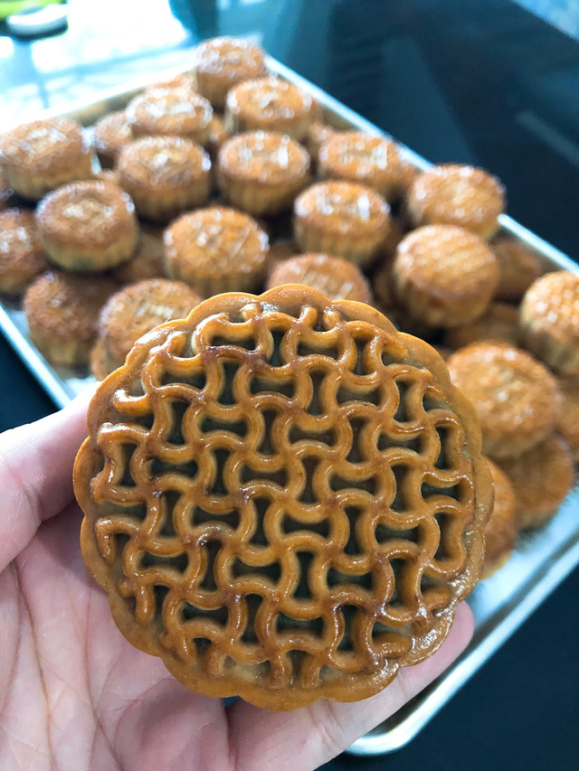 banh trung thu handmade bao hoa dan buon chi dam lam cam chung