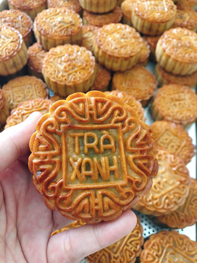 banh trung thu handmade bao hoa dan buon chi dam lam cam chung