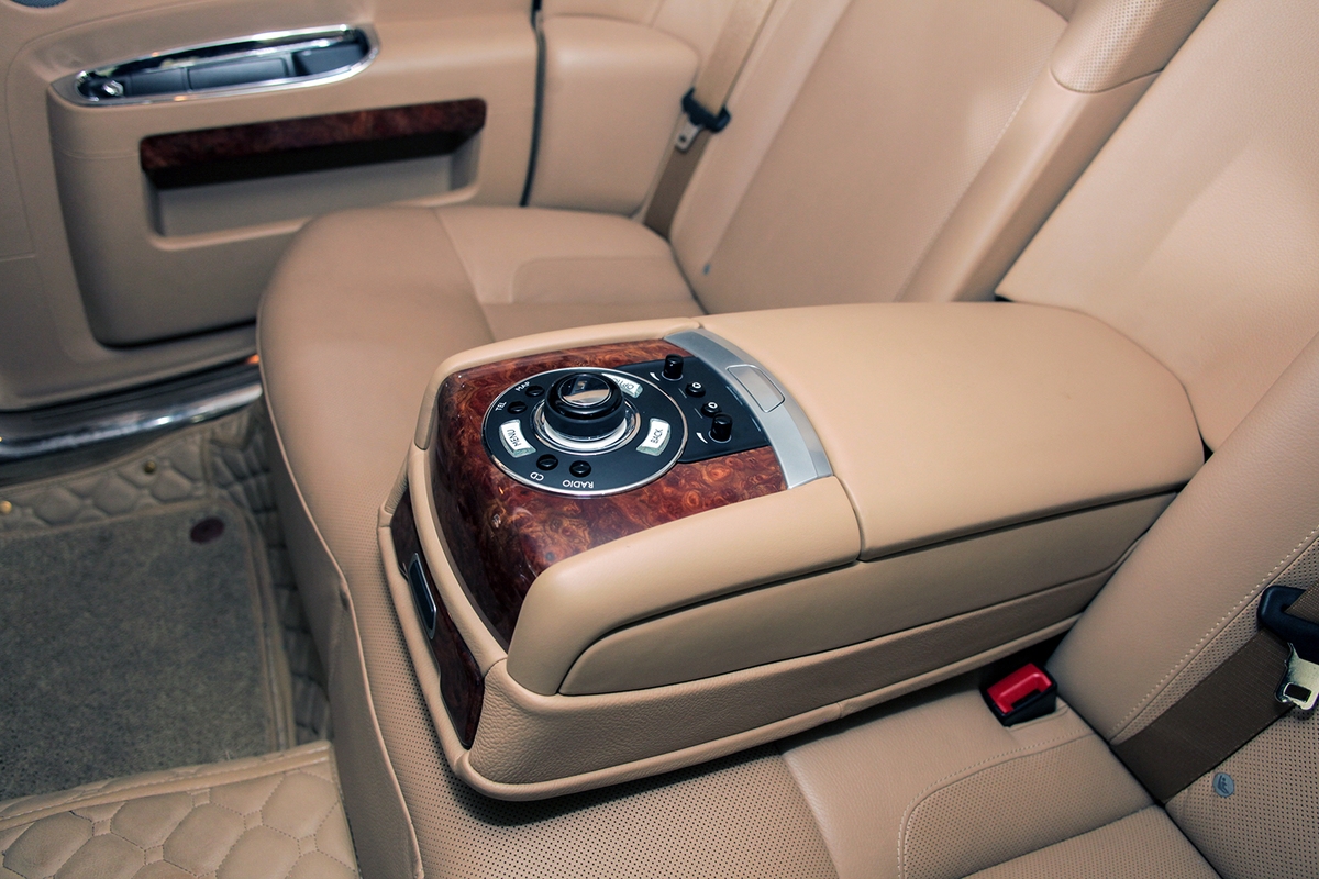 bong ma rolls royce ghost doi 2010 gia gan 108 ty dong