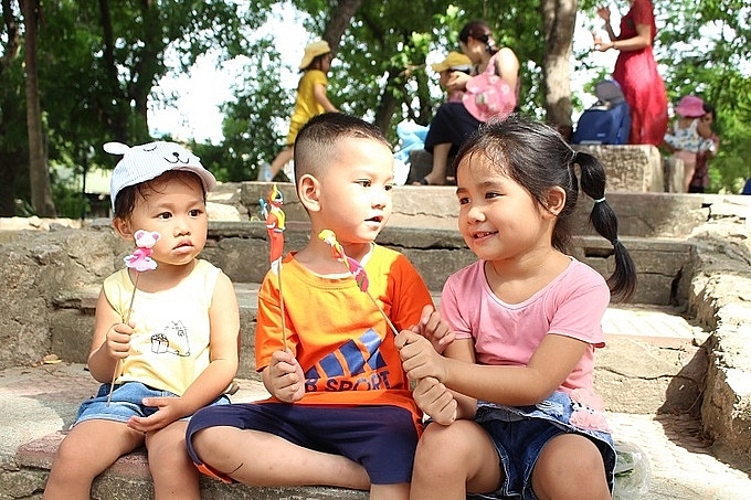 Những đứa trẻ bị cha mẹ "khoán trắng" cho smartphone