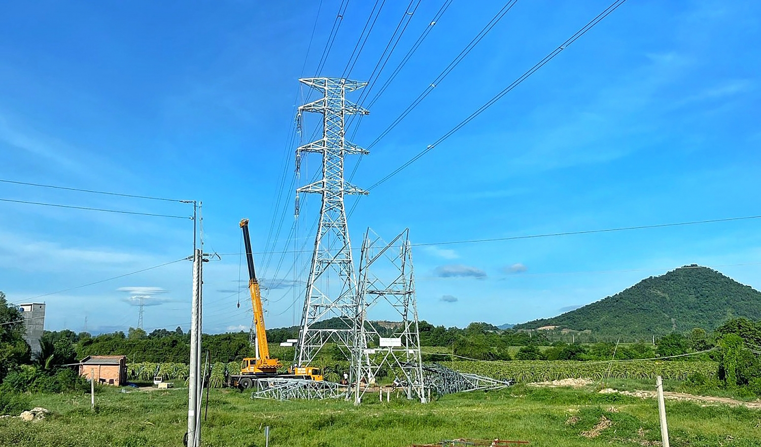 Không nghỉ lễ để di dời đoạn đường dây 220kV Phan Thiết - Hàm Tân giao chéo với đường cao tốc Bắc - Nam
