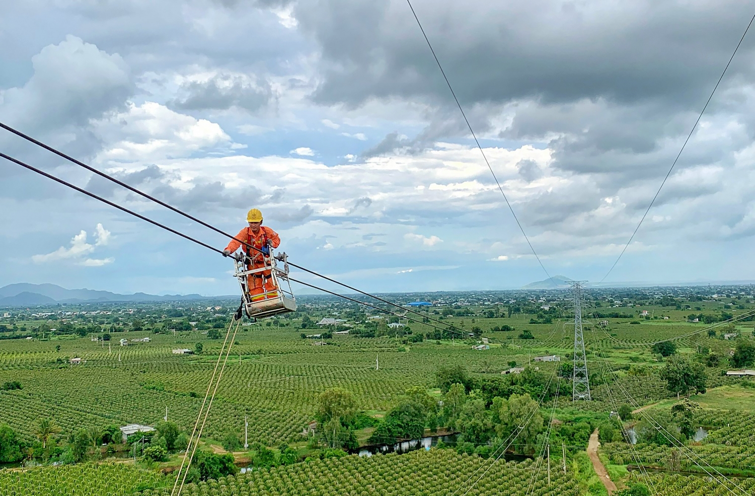 Không nghỉ lễ để di dời đoạn đường dây 220kV Phan Thiết - Hàm Tân giao chéo với đường cao tốc Bắc - Nam