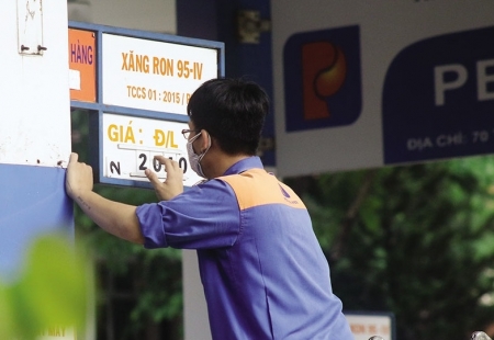 Giá xăng dầu đồng loạt tăng nhẹ hơn 300 đồng/lít