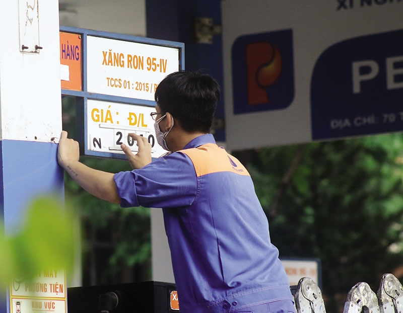 Giá xăng dầu đồng loạt tăng nhẹ hơn 300 đồng/lít