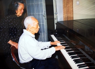 Bác Hồ nghe chú Văn đánh đàn Pianô
