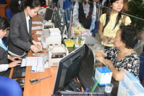 Nhân viên ngân hàng chịu cảnh chèn ép: Ngậm bồ hòn làm ngọt!