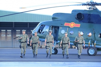 "Hậu duệ mặt trời" tập 5&6: Song Luân cực ngầu bước xuống trực thăng, Khả Ngân diễn cá tính