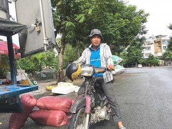 Gặp anh nông dân đào được hũ vàng trong chậu cây