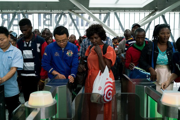 Cậy mang tiền sang đầu tư, một số ông chủ Trung Quốc sỉ nhục người Kenya thậm tệ