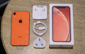 Mở hộp iPhone XR đầu tiên về Việt Nam