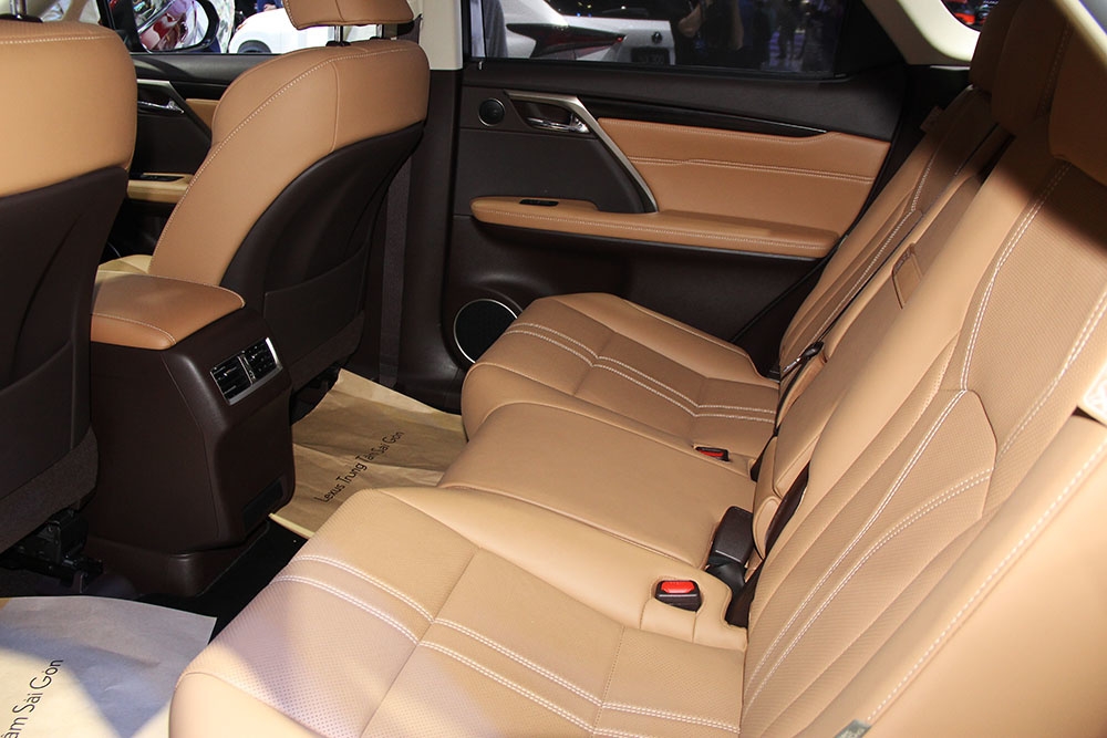 Lexus RX bản 7 chỗ giá 4,1 tỷ lần đầu ra mắt khách Việt lexus rx ban 7 cho gia 41 ty lan dau ra mat khach viet