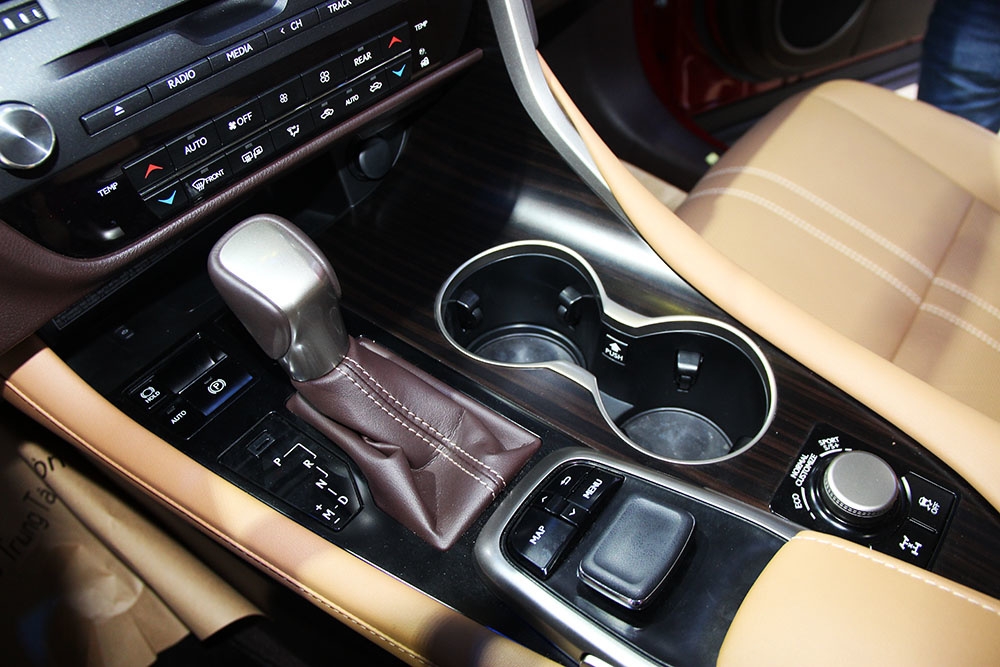 Lexus RX bản 7 chỗ giá 4,1 tỷ lần đầu ra mắt khách Việt lexus rx ban 7 cho gia 41 ty lan dau ra mat khach viet