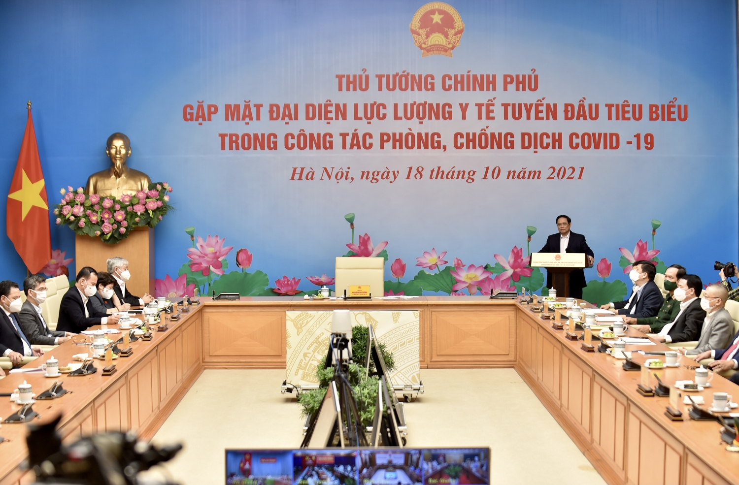 Thủ tướng gặp mặt đại diện lực lượng y tế tuyến đầu tiêu biểu trong công tác phòng chống dịch