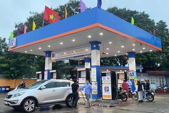 Giảm trích lập Quỹ bình ổn, giá xăng dầu vẫn tăng nhẹ