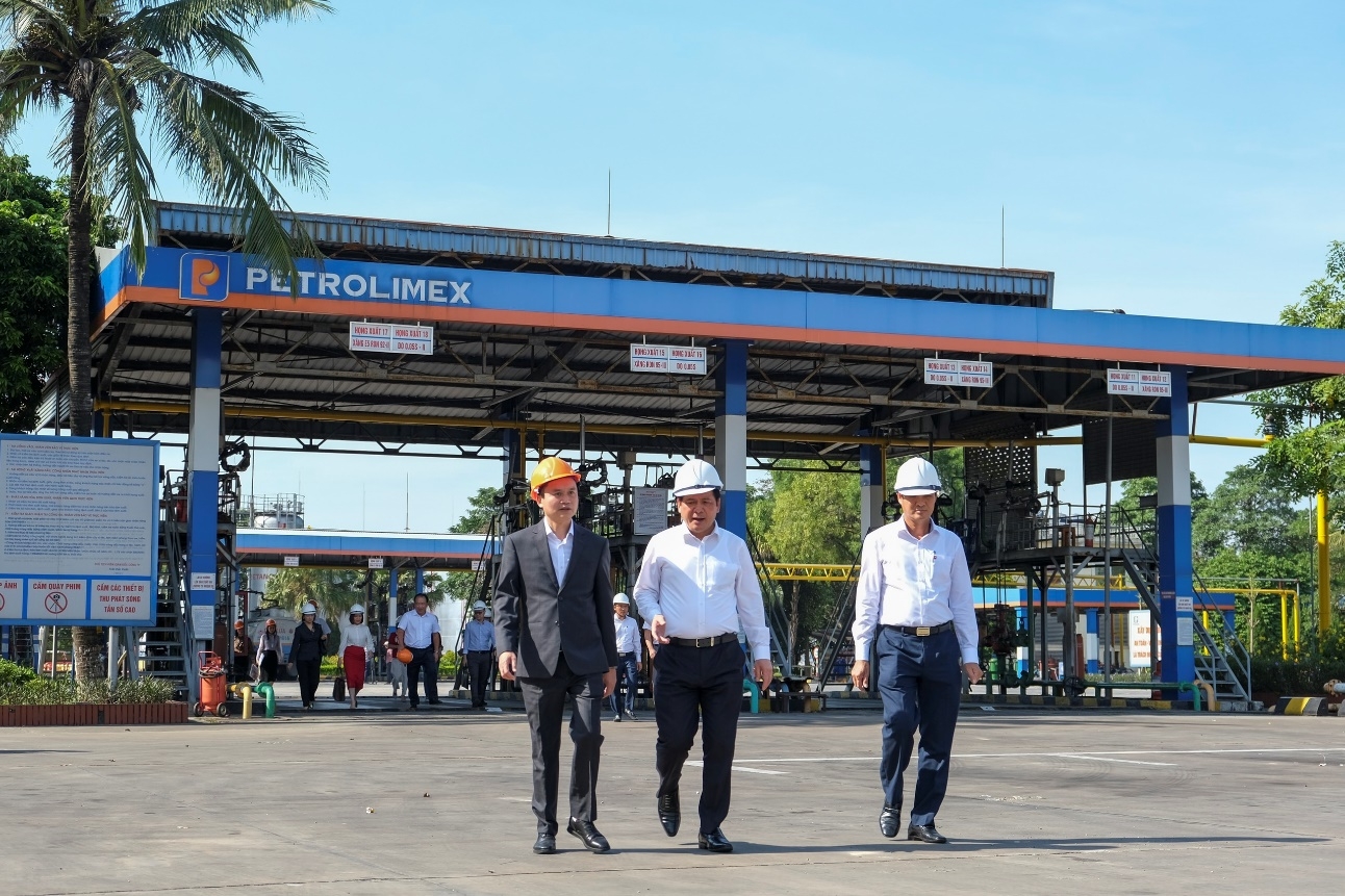Tin tức kinh tế ngày 15/10: Bộ trưởng Bộ Công Thương kiểm tra tổng kho xăng dầu