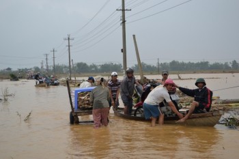 Mưa lớn, lũ trên các sông miền Trung lên nhanh