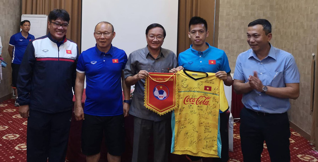 duoc tang 4000 usd tai lao hlv park hang seo tuyen bo gianh ngoi nhat bang