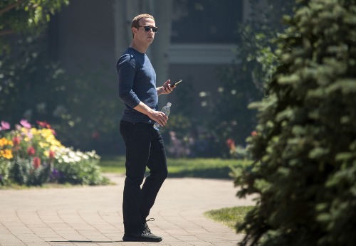 mark zuckerberg cam nhan su cap cao o facebook dung iphone
