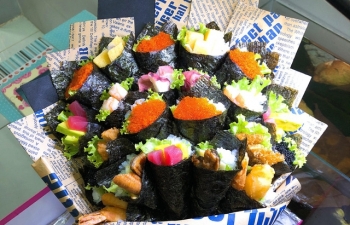 Phụ huynh chi gần chục triệu đồng mua bó hoa sushi tặng giáo viên