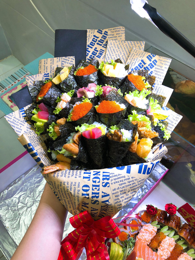 phu huynh chi gan chuc trieu dong mua bo hoa sushi tang giao vien