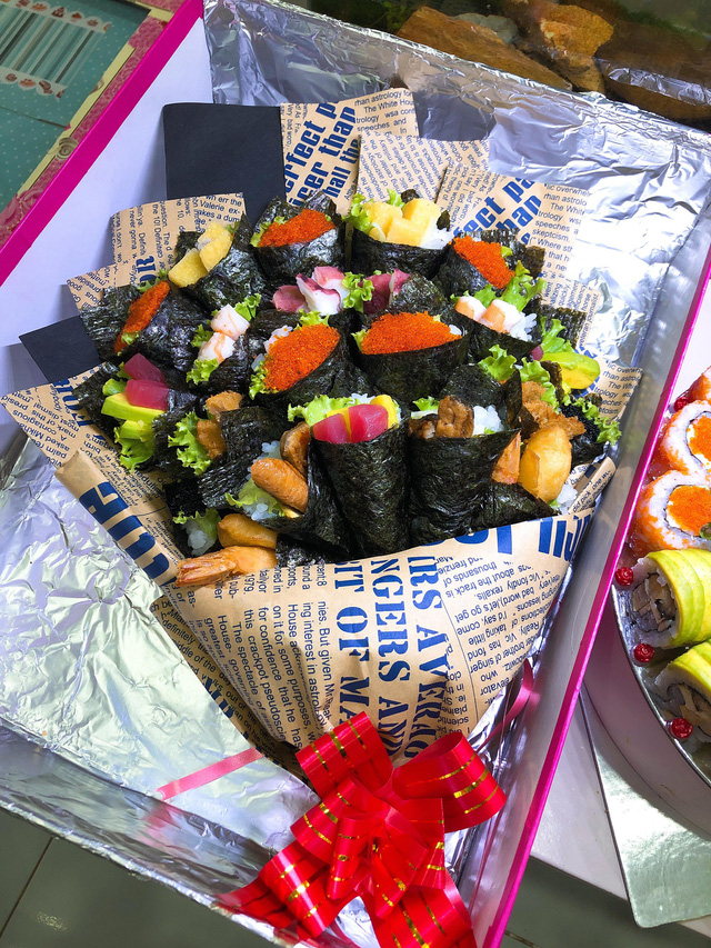 phu huynh chi gan chuc trieu dong mua bo hoa sushi tang giao vien