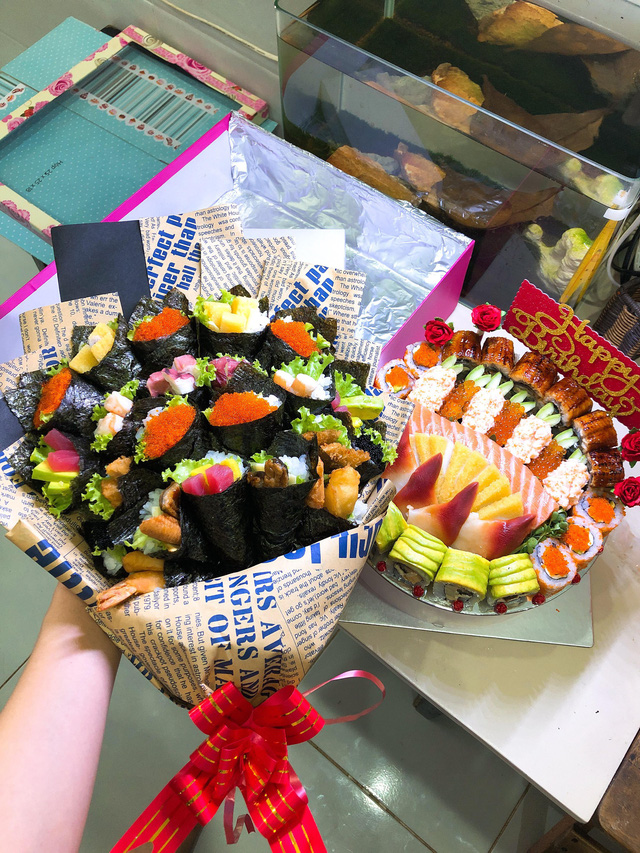phu huynh chi gan chuc trieu dong mua bo hoa sushi tang giao vien
