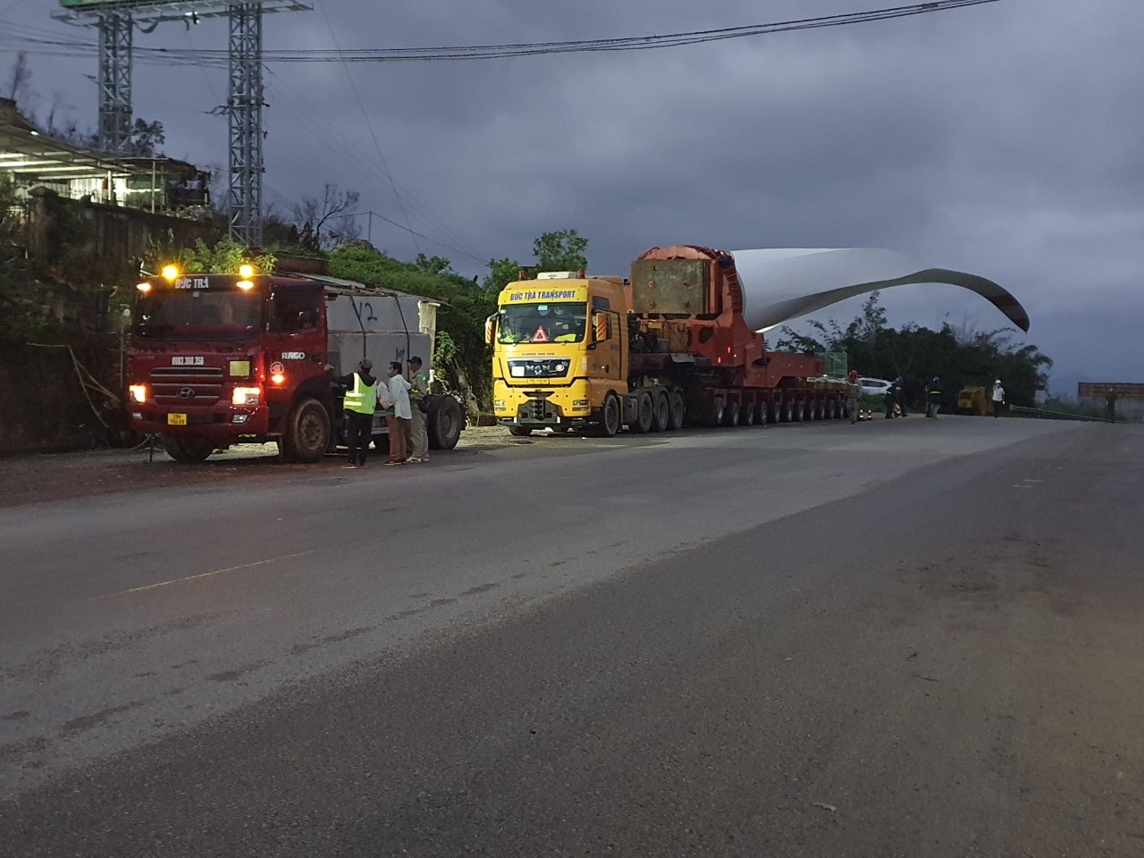 Cơ quan chức năng cần vào cuộc để ngăn chặn tình trạng xe chở thiết bị điện gió vi phạm khoảng cách gây sự cố lưới điện truyền tải