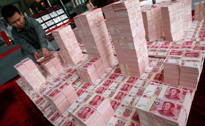 Ngồi tù vì chụp ảnh ‘tự sướng’ với đống tiền giả