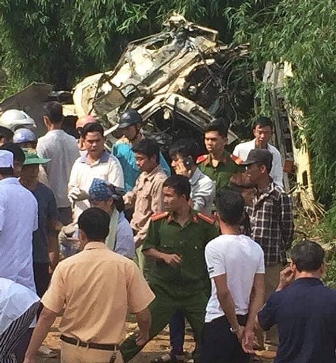 xe bon dau dau xe khach tren cau it nhat 11 nguoi chet va 4 nguoi bi thuong