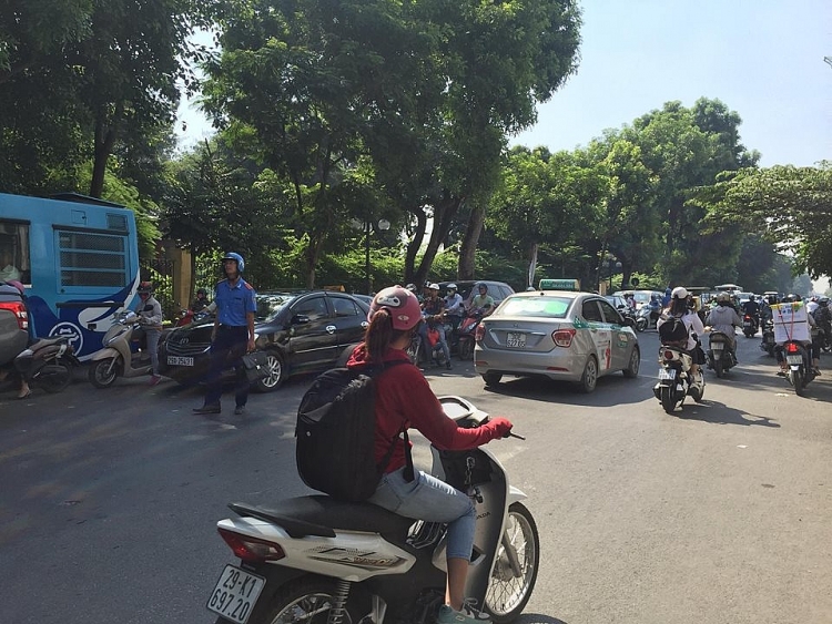 nam thanh nien mat mang vi bang qua duong sat de tim thu cung